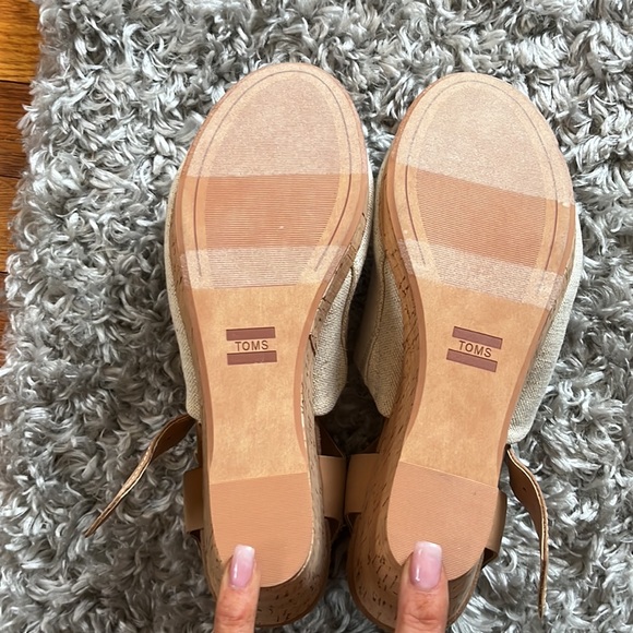 Toms || Womans 6 buckle open toe neutral wedge - Picture 3 of 4
